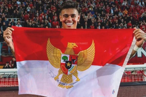 Mees Hilgers membentangkan bendera merah putih